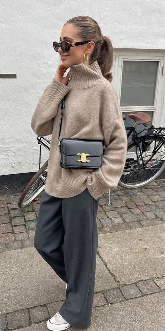 Read more about the article Are Crossbody Bags Out The Truth About Following Fashion Trends